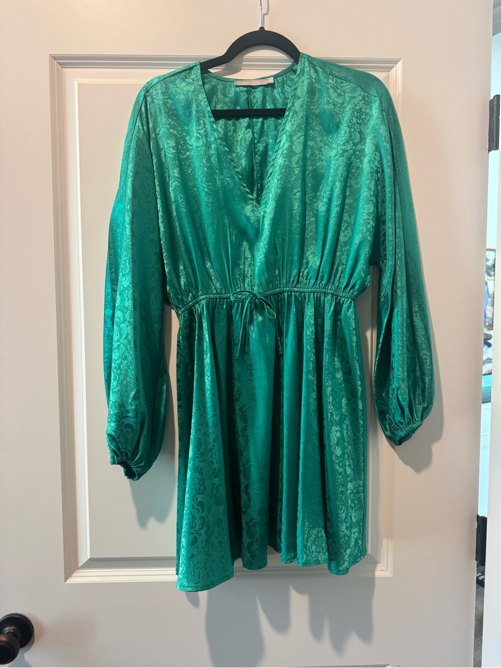 Buckle -Women’s Emerald Green Satin V-Neck Tie-Waist midi dress